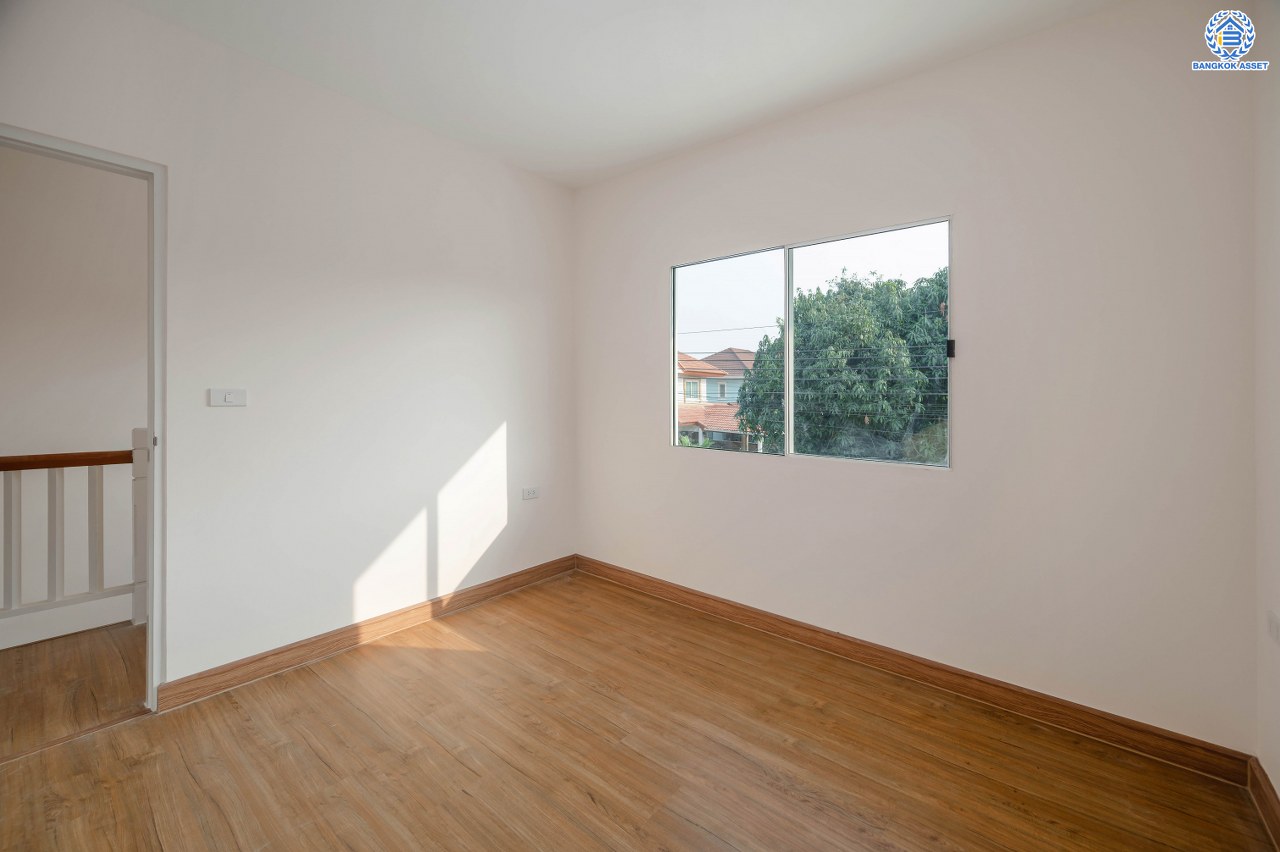 บ้านมือสองตกแต่งใหม่ โครงการ เพอร์เฟคพาร์ค วัดพระนอน จากแบรนด์ Property Perfect เนื้อที่ 56 ตร.ว. พื้นที่ใช้สอย 195.07 ตร.ม. ฟังก์ชัน 3 ห้องนอน 3 ห้องน้ำ 1 ห้องอเนกประสงค์ 2 ที่จอดรถ พร้อม Facilities ครบครัน บนทำเลเชื่อมต่อถนนกาญจนาฯ ใกล้ทางด่วน "ศรีรัช" เซ็นทรัลเวสต์เกต และรถไฟฟ้าสายสีม่วง "สถานีตลาดบางใหญ่"